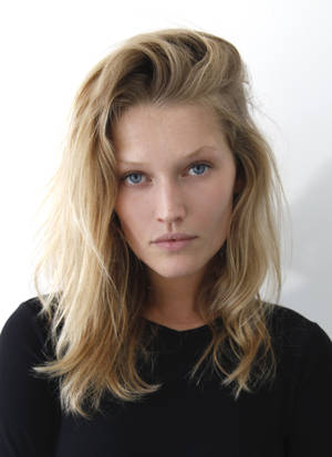 Toni Garrn Selfie Photo Wallpaper