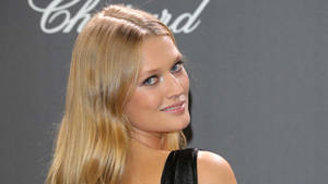 Toni Garrn Smirking Face Wallpaper