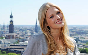 Toni Garrn With Long Hairstyle Wallpaper