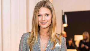 Toni Garrn With Straight Hair Wallpaper