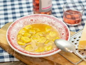 Tortellini In Brodo At A Picnic Wallpaper