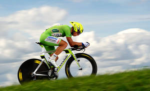 Tour De France On Grassy Ground Wallpaper