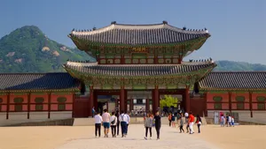 Tourists At The Gyeongbokgung Palace Wallpaper