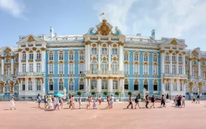 Tourists Exploring The Magnificent Catherine Palace In Russia Wallpaper