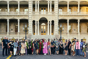 Tourists Posing In Front Iolani Palace Wallpaper