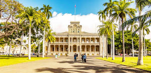 Tourists Walking Towards Iolani Palace Wallpaper