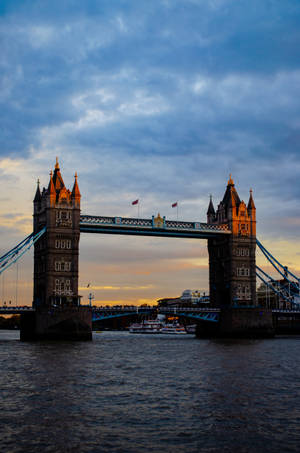 Tower Bridge Under Gloomy Clouds Wallpaper