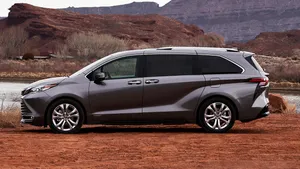 Toyota Sienna Desert Landscape Wallpaper