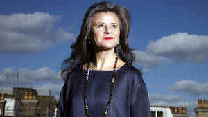 Tracey Ullman Gazing Up Wallpaper