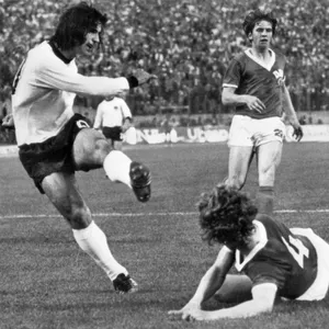 Trailblazing German Football Star - Gerd Muller Wallpaper