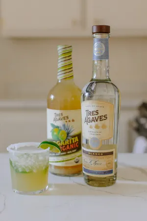 Tres Agaves Organic Margarita Blanco Tequila Cocktail Wallpaper