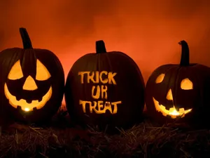 Trick-or-treaters Dress Up For A Spooky Night Of Fun! Wallpaper