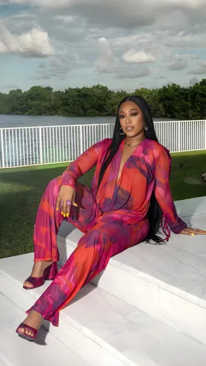 Trina Stylish Outdoor Look Wallpaper