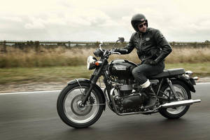 Triumph Bonneville T100 Black Bikers Wallpaper