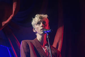 Troye Sivan Acl Performance Wallpaper