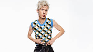 Troye Sivan Sporting A Stylish Blue Retro Outfit. Wallpaper