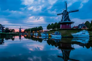 Twilight Windmills Reflection Houten Wallpaper