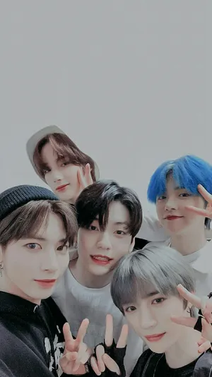 Txt Peace Hand Sign Groupie Wallpaper