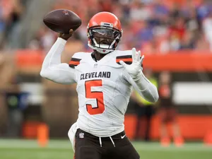 Tyrod Taylor Cleveland Browns Quarterback Action Wallpaper