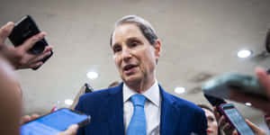 U.s. Senator Ron Wyden Engaged In An Interview Wallpaper