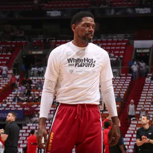 Udonis Haslem White Hot Playoffs2022 Wallpaper