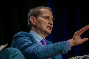 Us Senator Ron Wyden In Purple Tie Wallpaper