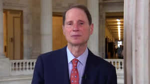 Us Senator Ron Wyden Wears A Dotted Tie. Wallpaper