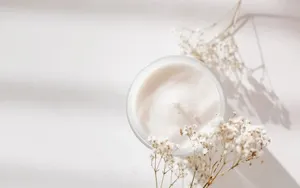 Vanilla Scented Creamand Flowers Wallpaper