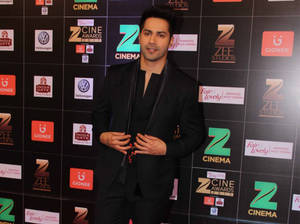 Varun Dhawan At Zee Cine Awards 2017 Wallpaper