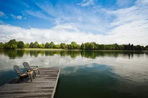 Vibrant Sunrise In The Met Wallpaper