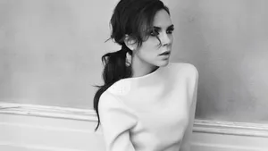 Victoria Beckham Elegant Black And White Wallpaper