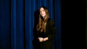 Victoria Beckham Elegant Style Wallpaper