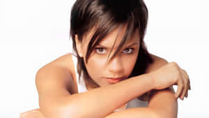 Victoria Beckham Stylish Portrait Wallpaper