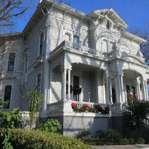 Victorian_ House_with_ Holiday_ Decorations Wallpaper