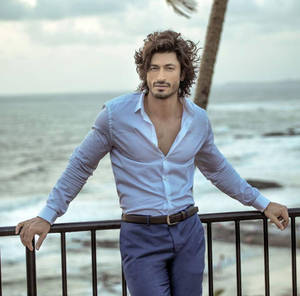 Vidyut Jamwal Beach White Shirt Wallpaper