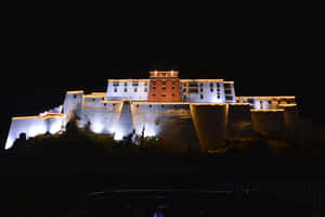 View At Night In Potala Palace In Lhasa Wallpaper