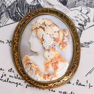 Vintage Cameo Brooch Wallpaper