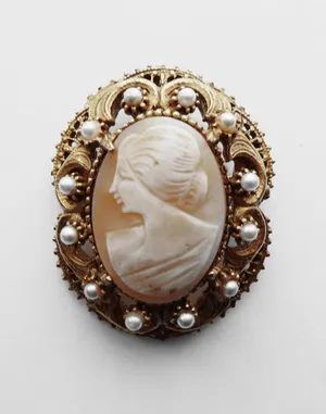 Vintage Cameo Brooch Wallpaper