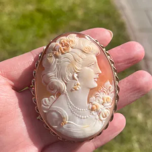 Vintage Cameo Broochin Hand Wallpaper