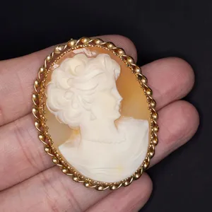 Vintage Cameo Broochin Hand Wallpaper