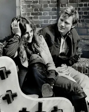 Vintage Casual Conversation Outdoors Wallpaper