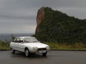 Vintage Citroen G S Near Cliffside Wallpaper
