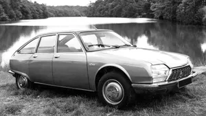 Vintage Citroen G S Near Lake Wallpaper