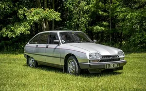 Vintage Citroen G S Parkedon Grass Wallpaper