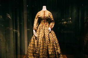 Vintage Dress Exhibit Display Wallpaper