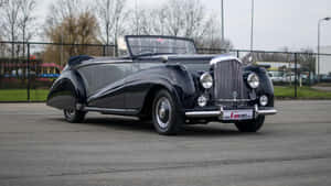 Vintage Elegance - Bentley Mark Vi Classic Car Wallpaper