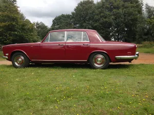 Vintage Elegance: Classic Bentley T1 Wallpaper