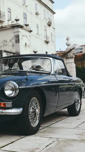 Vintage Elegance: Classic Retro Car Wallpaper