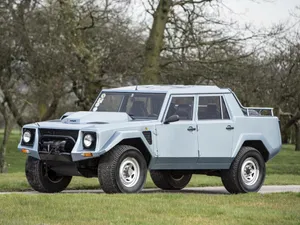Vintage Lamborghini Lm002 Off-road Beast On Display Wallpaper