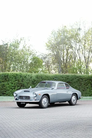 Vintage Lancia Flaminia Coupe Outdoors Wallpaper